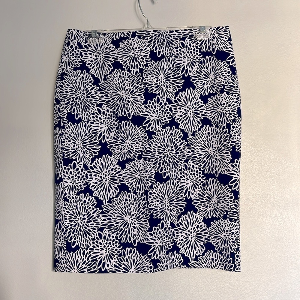 Liz Claiborne Blue and White Floral Outline Skirt. #100